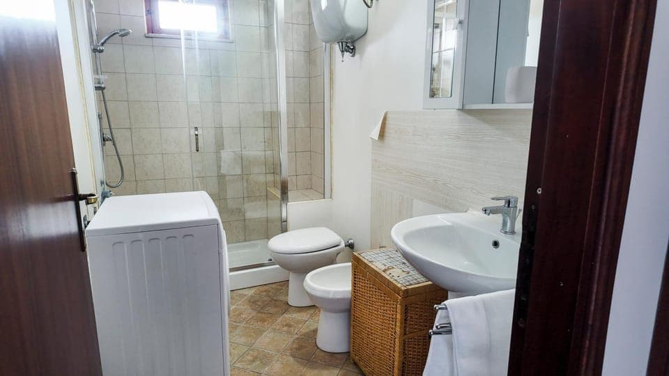 Shower, Toilet, Bathroom, bidet, towels