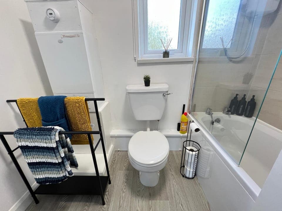 Shower, Toilet, Bathroom, Bath, towels