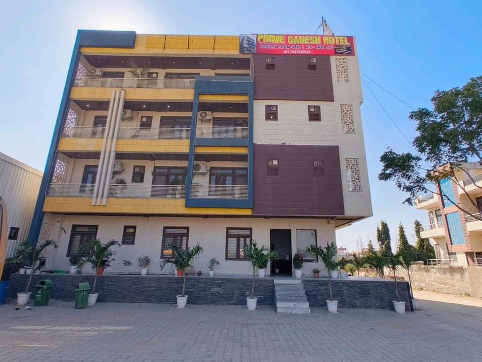 Property building, Facade/entrance, Parking