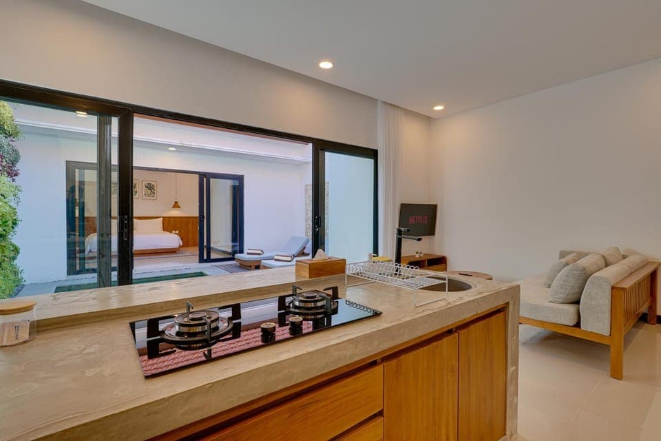 TV and multimedia, Kitchen or kitchenette, Living room, Seating area, Dining area