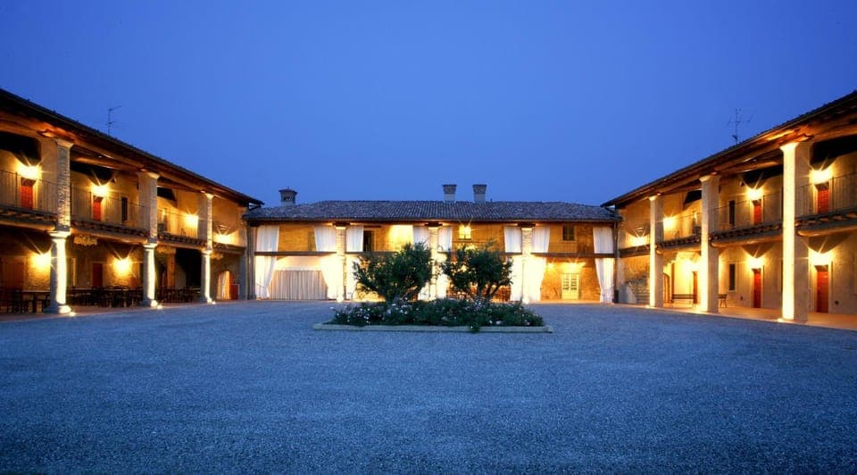 Property building, Patio, Night, Other, Banquet/Function facilities, Animals