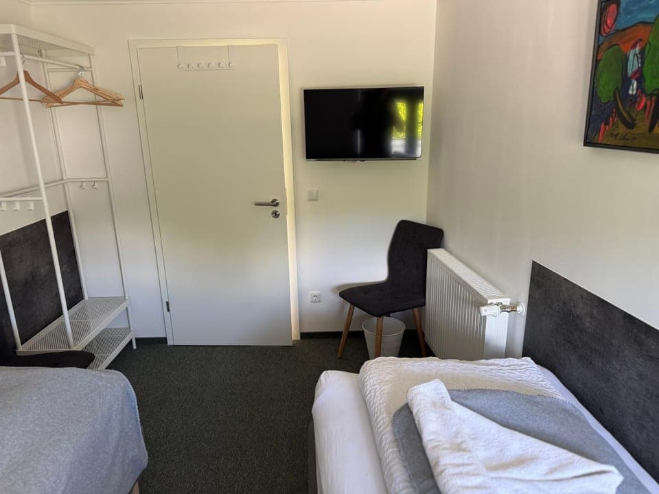 Bed, TV and multimedia, Photo of the whole room, Bedroom, towels, wardrobe