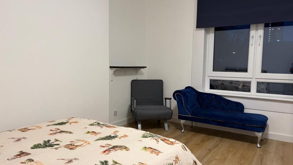 Bed, Seating area, Bedroom