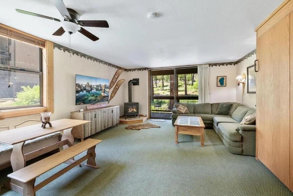 Bed, TV and multimedia, Living room, Photo of the whole room, Seating area, Dining area, Bedroom, fireplace