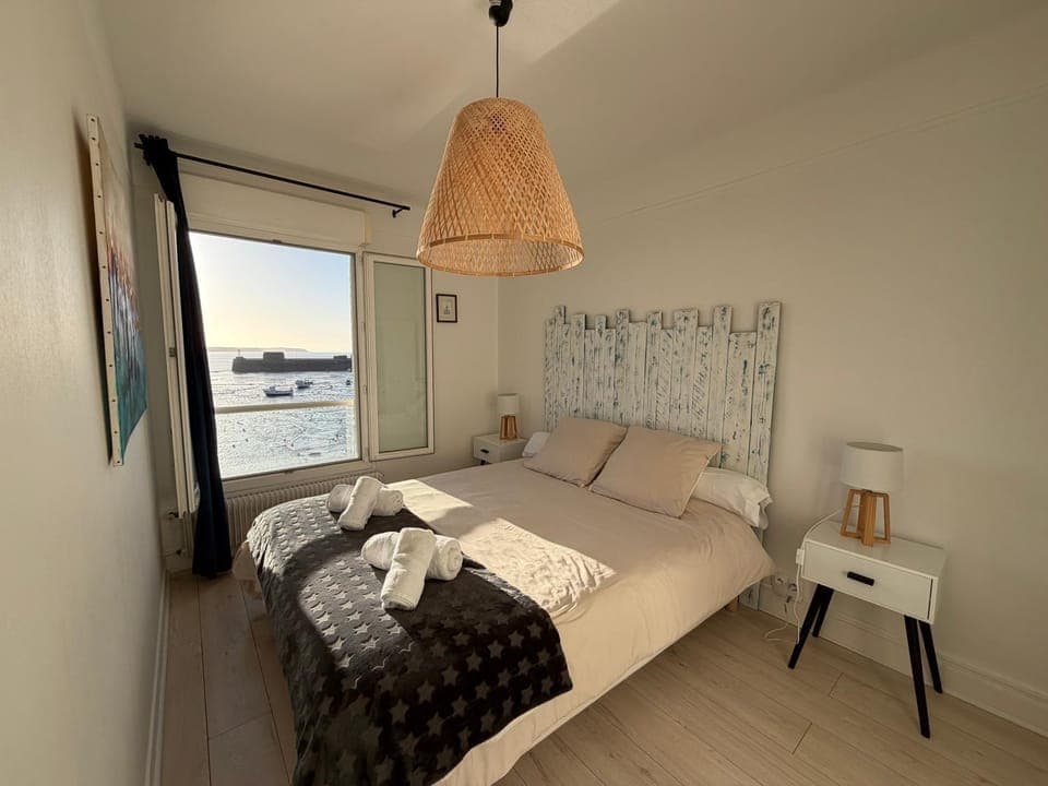 Bed, Photo of the whole room, Bedroom, Sea view, towels