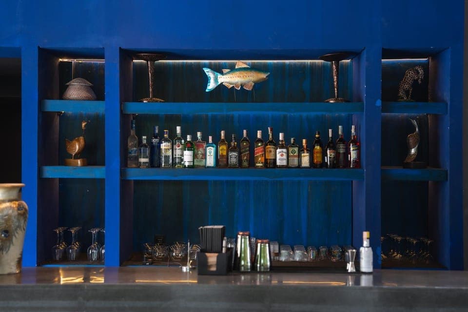 Restaurant/places to eat, Restaurant/places to eat, Lounge or bar