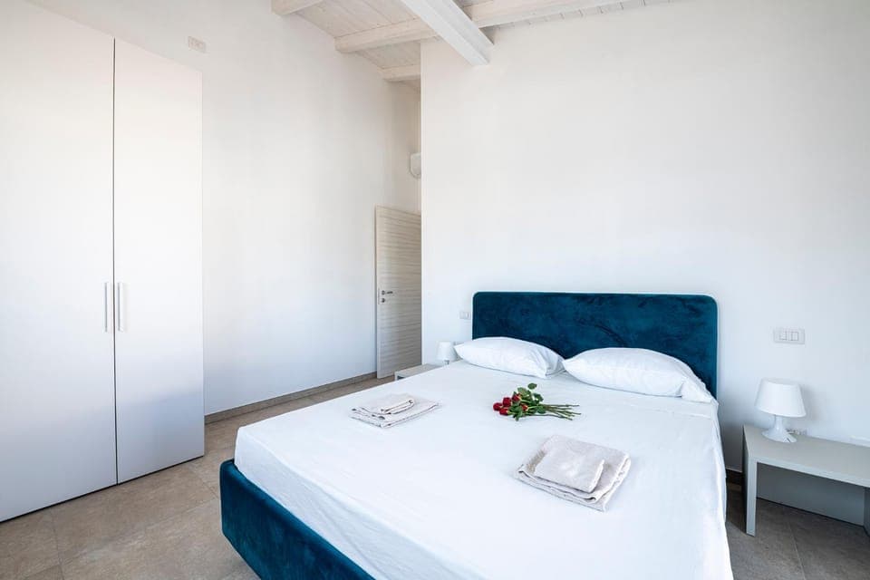 Bed, Bedroom, towels