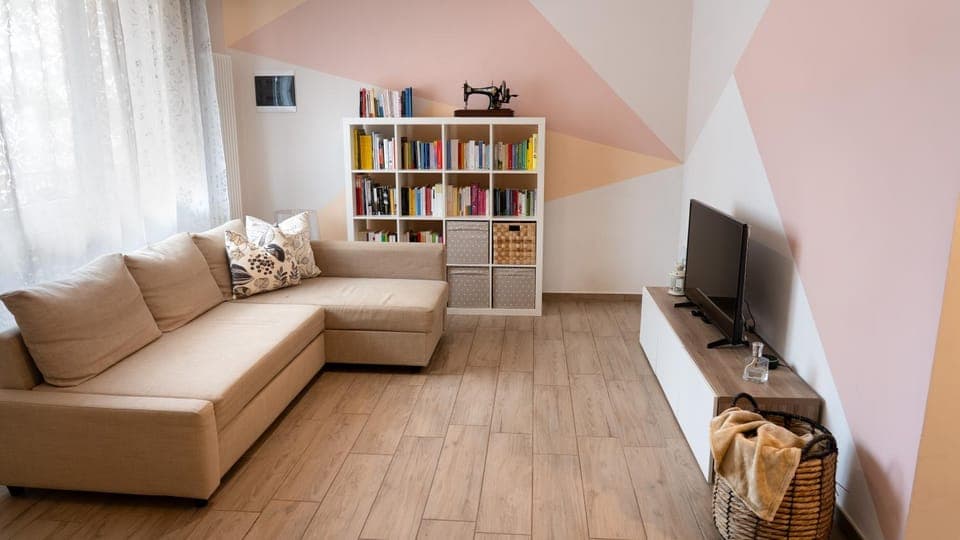 Communal lounge/ TV room, Library, TV and multimedia, Living room, Seating area, Evening entertainment