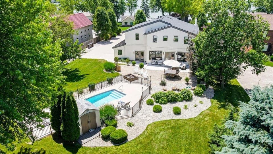 Property building, Bird's eye view, Swimming pool