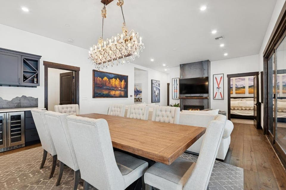 TV and multimedia, Dining area, fireplace, furniture