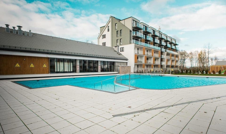 Property building, Day, Pool view, Swimming pool, Swimming pool