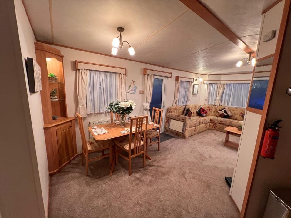 Communal lounge/ TV room, TV and multimedia, Living room, Seating area, Dining area