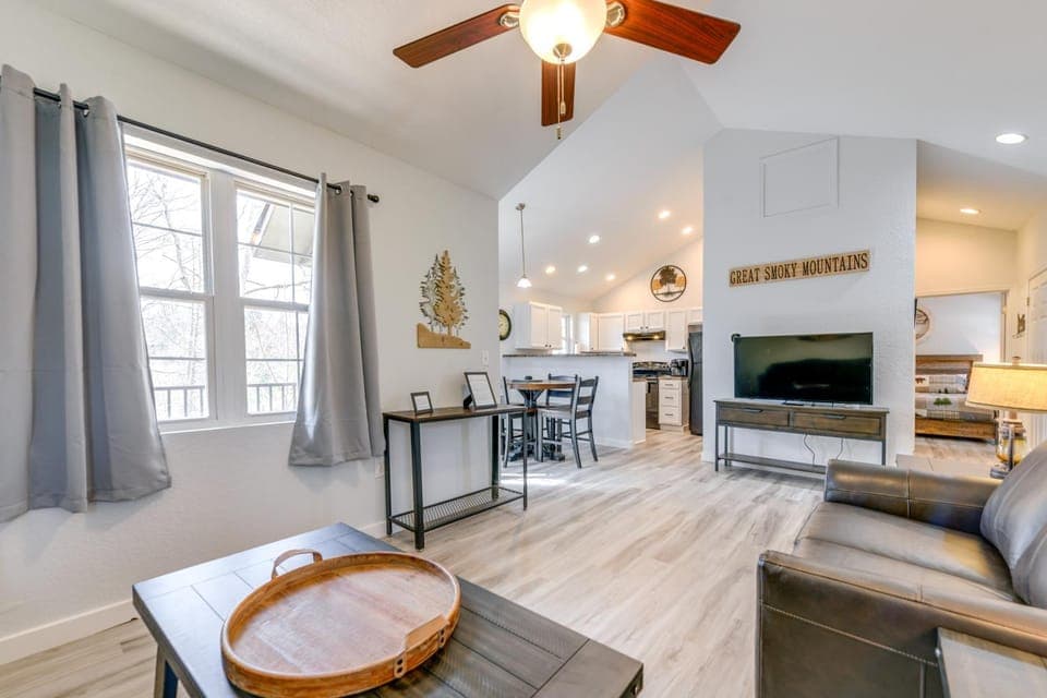 Chic Townhome + Hot Tub & Bonus Room, Dogs Welcome House in Gatlinburg