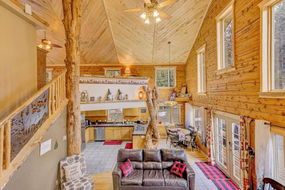 Kitchen or kitchenette, Living room, Seating area, Dining area, fireplace, pet friendly, stove