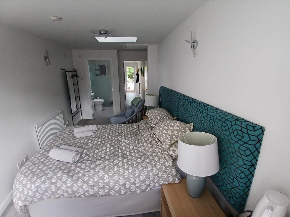 Toilet, Bed, Bathroom, Photo of the whole room, Bedroom, towels