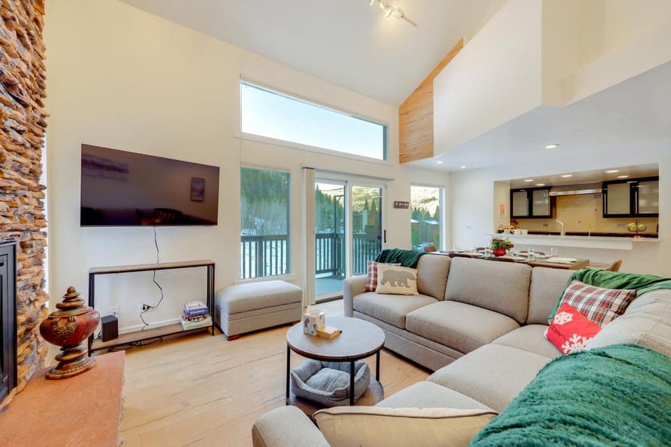 5 Mi to Vail Ski Resort! Cozy Condo w/ Mtn Views House in Vail