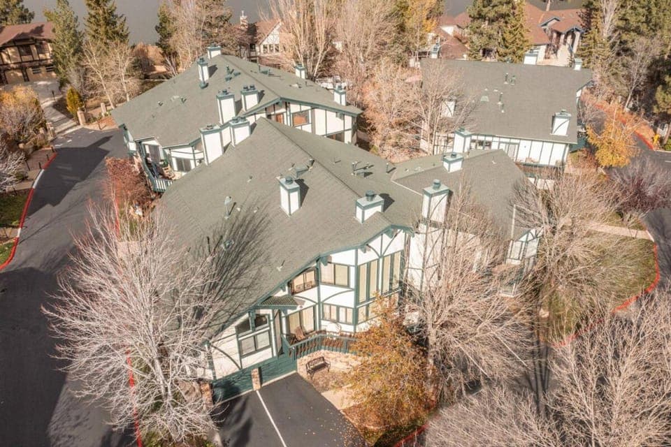 Lakeview Getaway Game Rm, Pool, Spa, Sauna! House in Big Bear