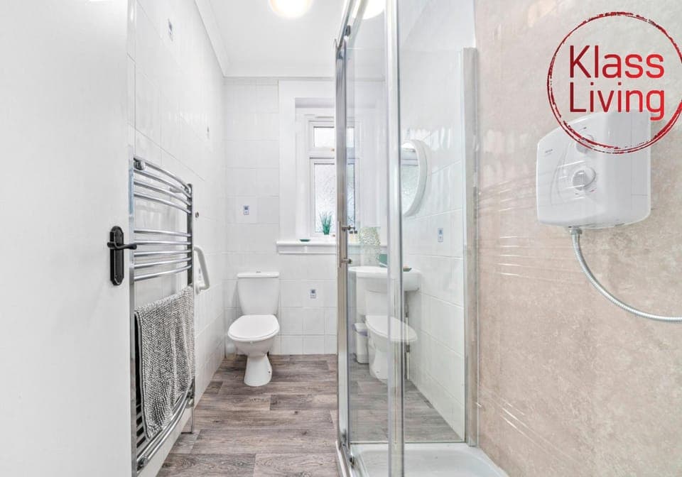 Shower, Toilet, Bathroom, Decorative detail, Guests, group of guests, Family