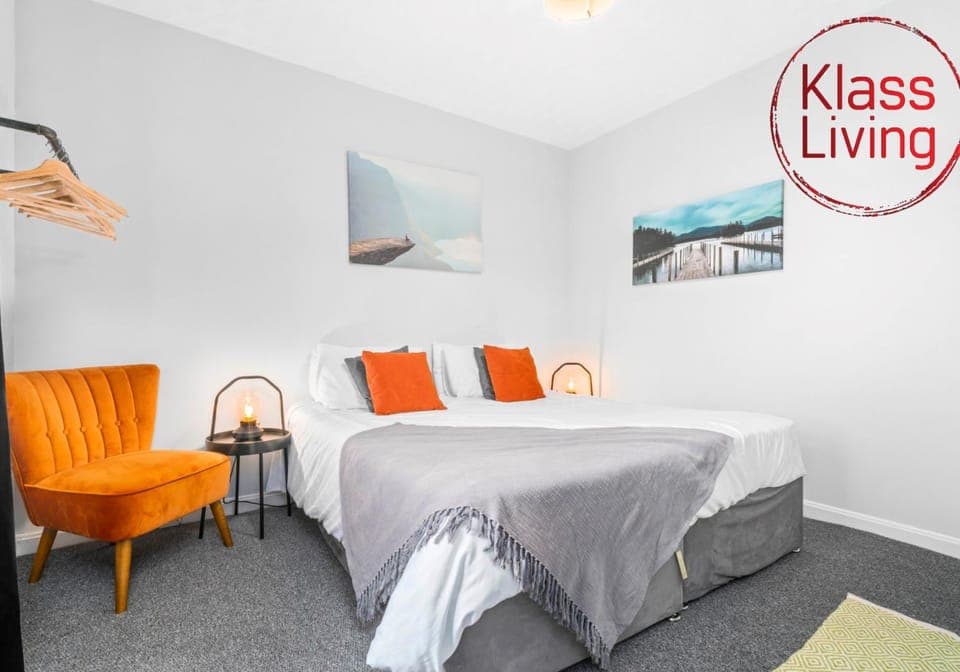 Bed, Decorative detail, Bedroom, Guests, group of guests, cot, Family