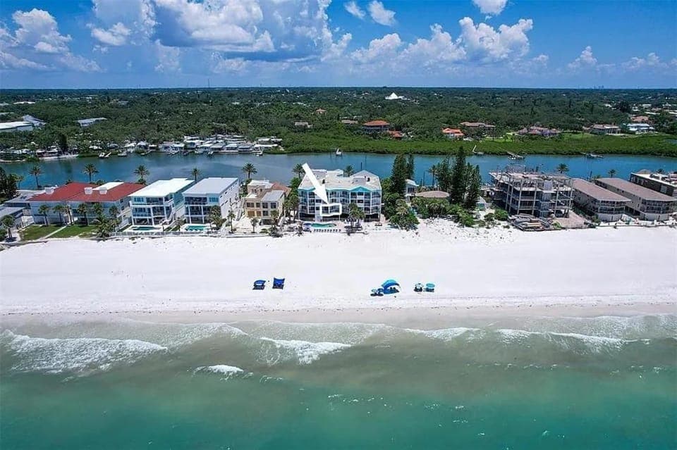 Property building, Bird's eye view, Beach