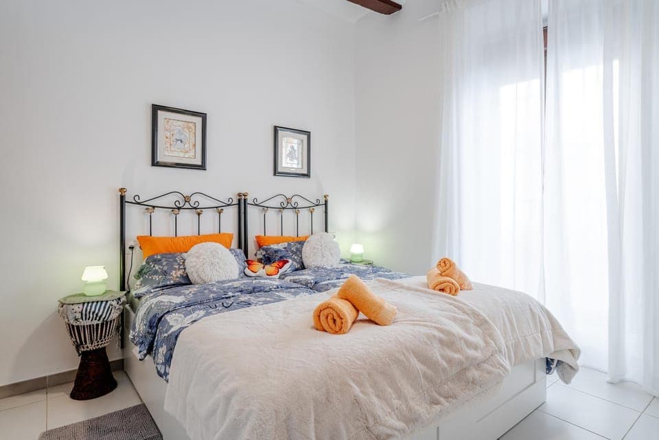 Bed, Bedroom, towels