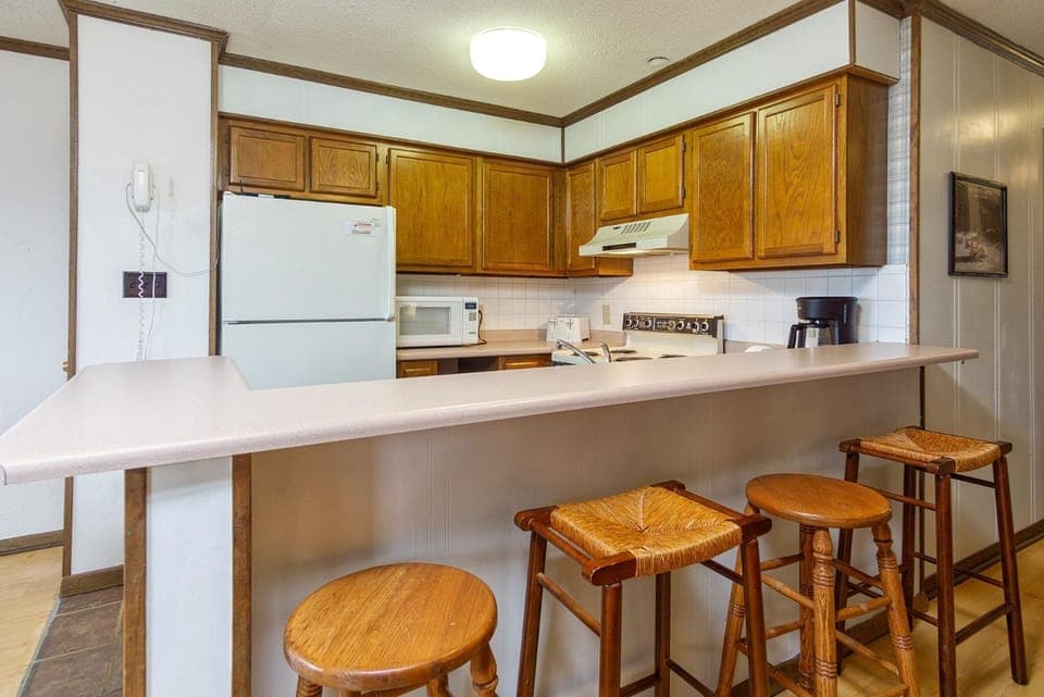 Coffee/tea facilities, Kitchen or kitchenette, Dining area, oven