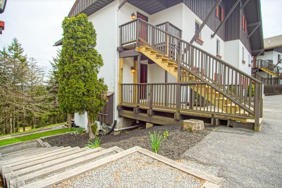 Property building, Facade/entrance, Day