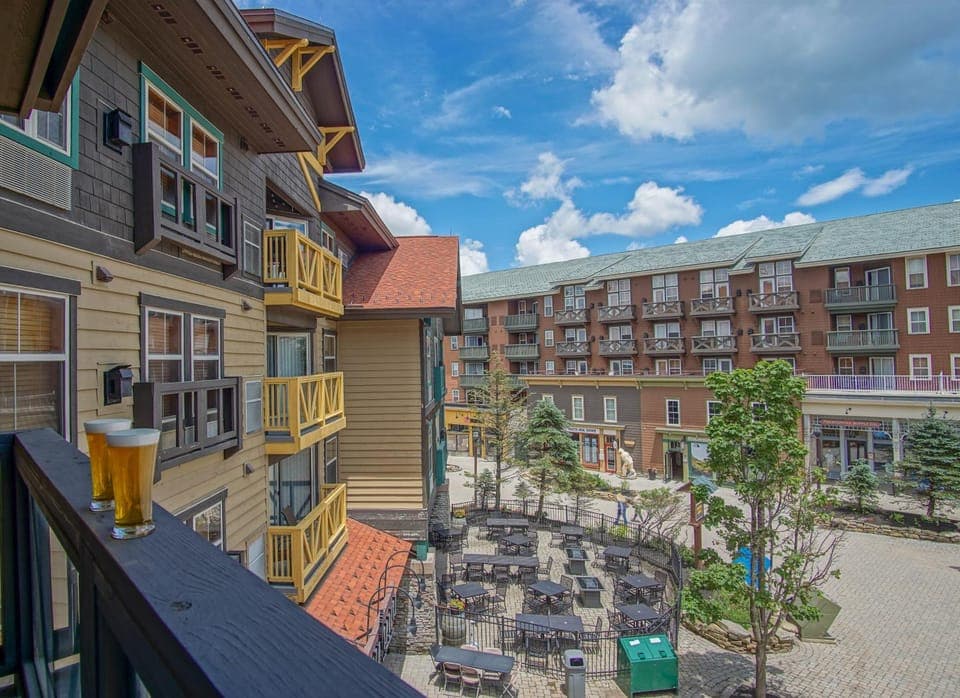 Property building, Day, Balcony/Terrace