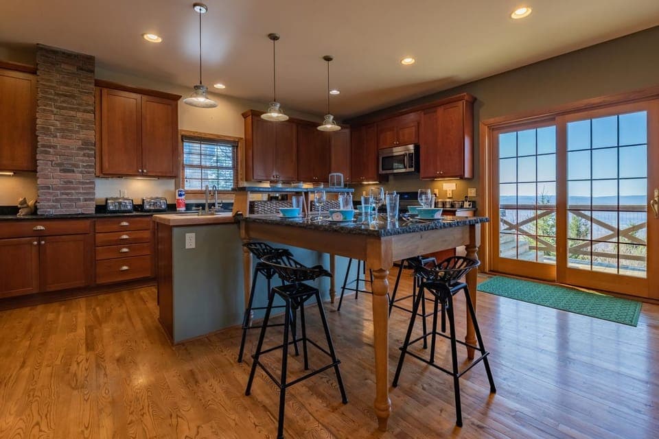 Kitchen or kitchenette, oven, toaster, kitchen