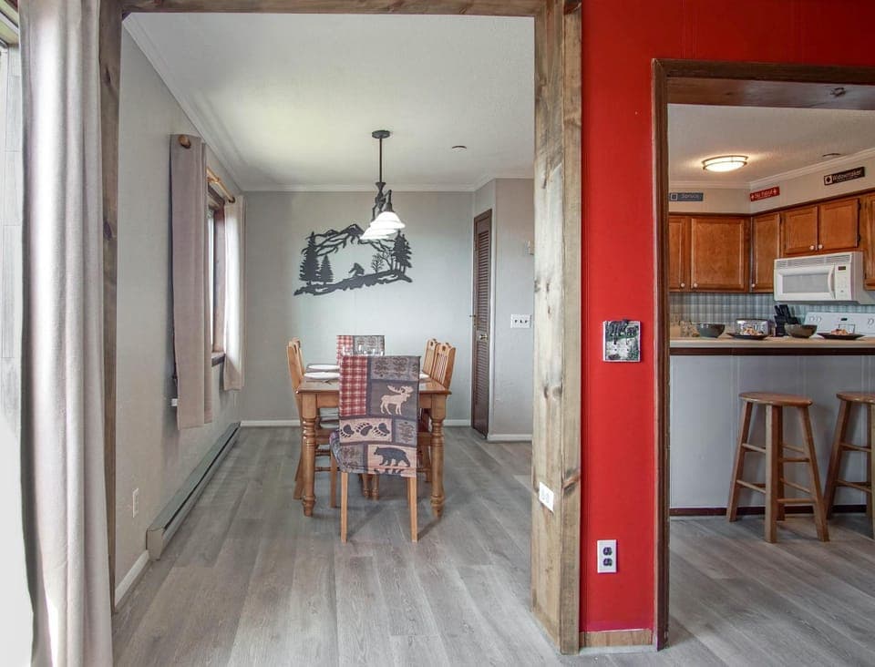 Coffee/tea facilities, Kitchen or kitchenette, Seating area, Dining area