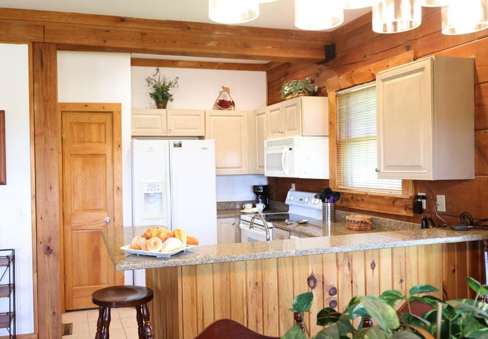 Coffee/tea facilities, Kitchen or kitchenette, Seating area, Dining area