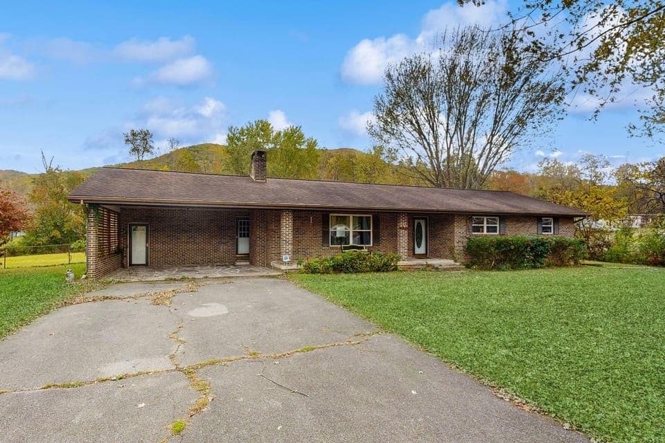 Serene Dog Friendly Home Sleeps 8 - Fenced Yard - Games House in Cosby