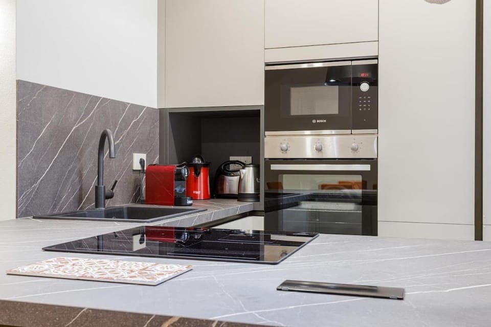 Coffee/tea facilities, Kitchen or kitchenette, stove, toaster