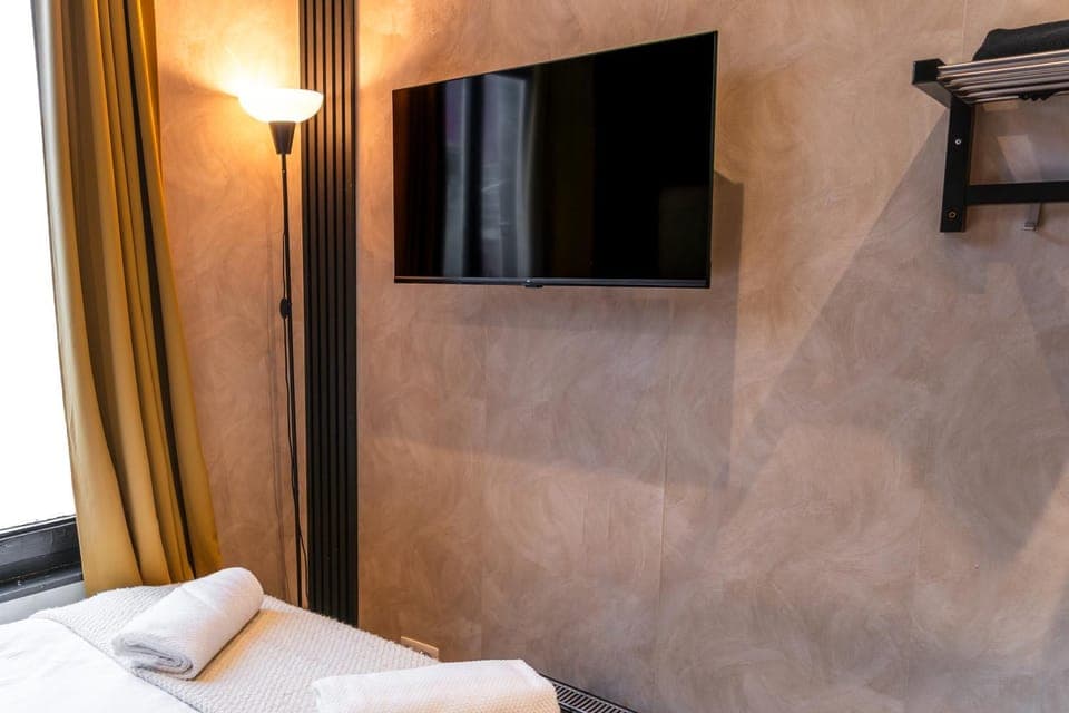 Bed, TV and multimedia, Bedroom, towels