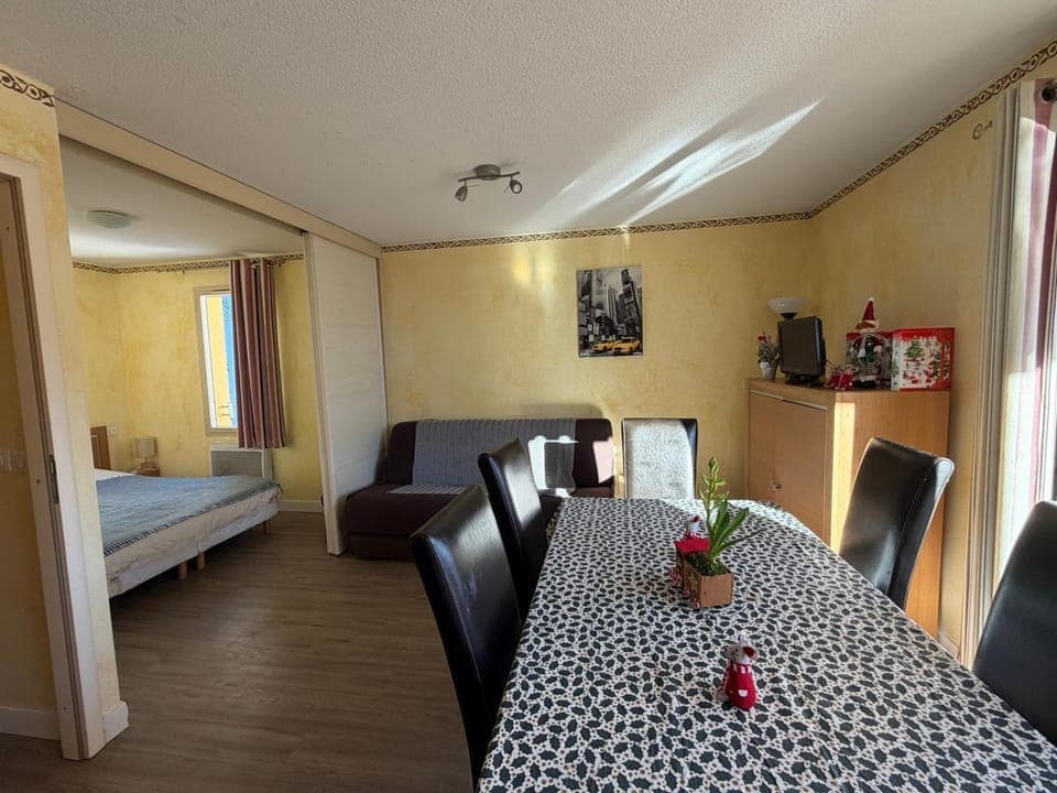 TV and multimedia, Living room, Seating area, Dining area