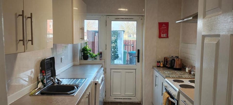 Coffee/tea facilities, Kitchen or kitchenette, dishwasher, microwave, oven, stove, toaster, washing machine