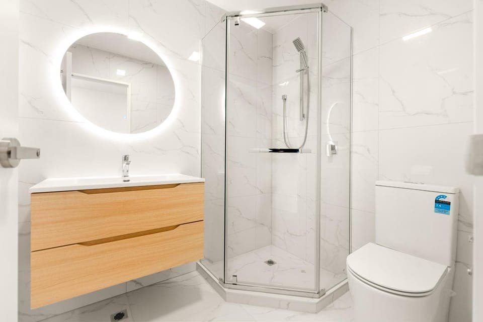 Shower, Toilet, Bathroom, towels