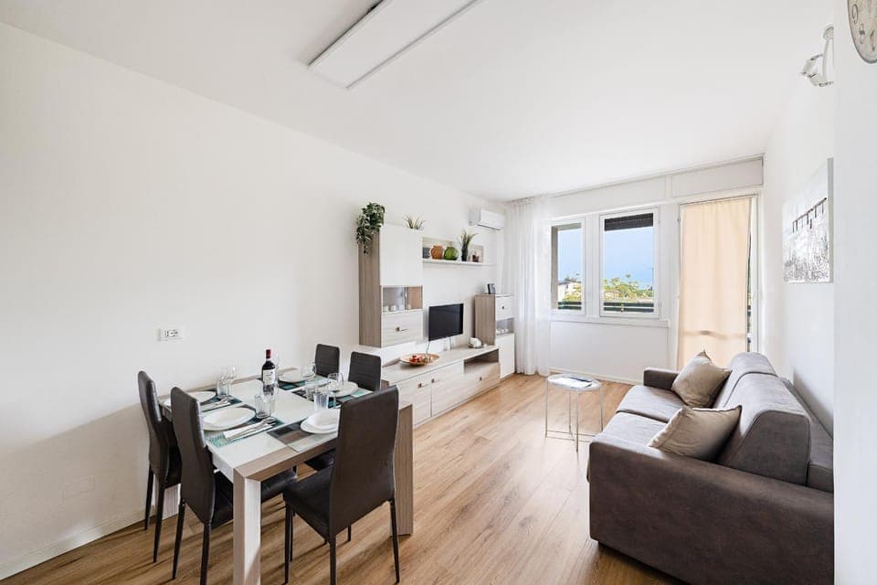 Communal lounge/ TV room, TV and multimedia, Living room, Dining area