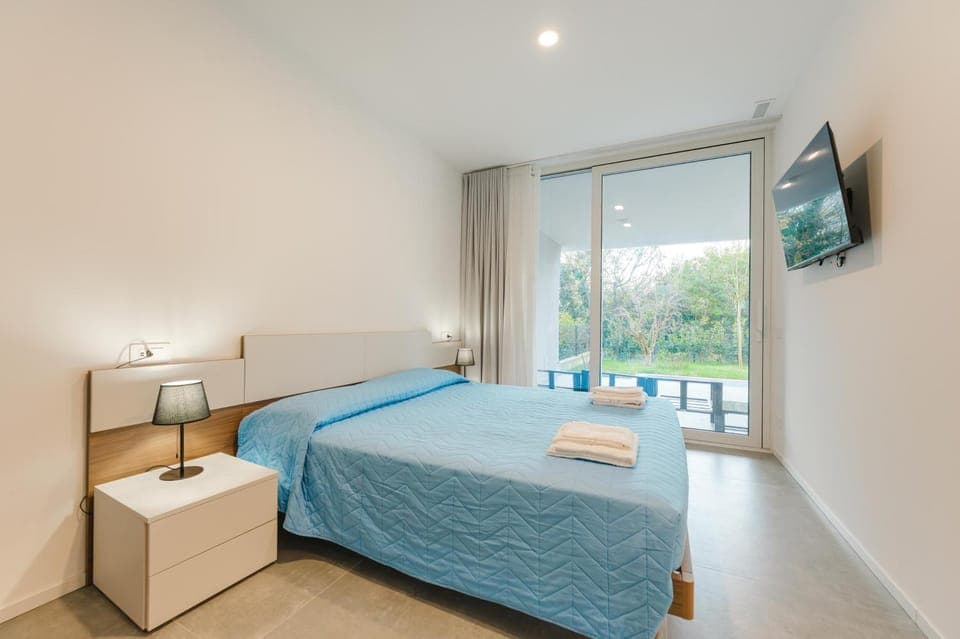 Bed, TV and multimedia, Photo of the whole room, Bedroom, towels