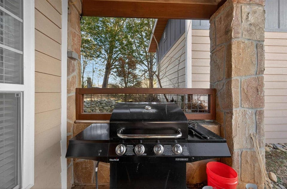 Spacious Home with Hot Tub Game Room Fire Pit Fun-Family Friendly House in Sevierville