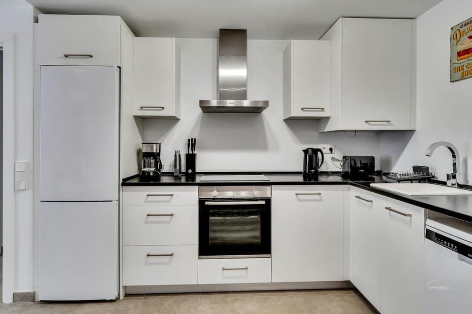 Coffee/tea facilities, Kitchen or kitchenette, dishwasher, oven, stove, toaster