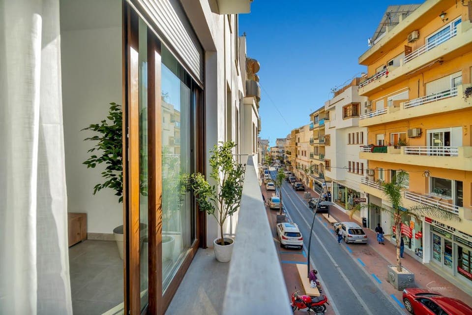 Day, Neighbourhood, City view, Street view, Location
