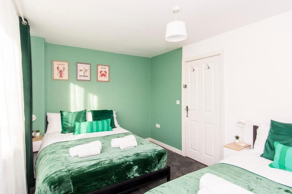 Bed, Photo of the whole room, Bedroom, towels