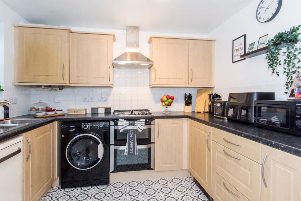 Coffee/tea facilities, Kitchen or kitchenette, dishwasher, oven, pet friendly, stove, toaster, washing machine, dryer