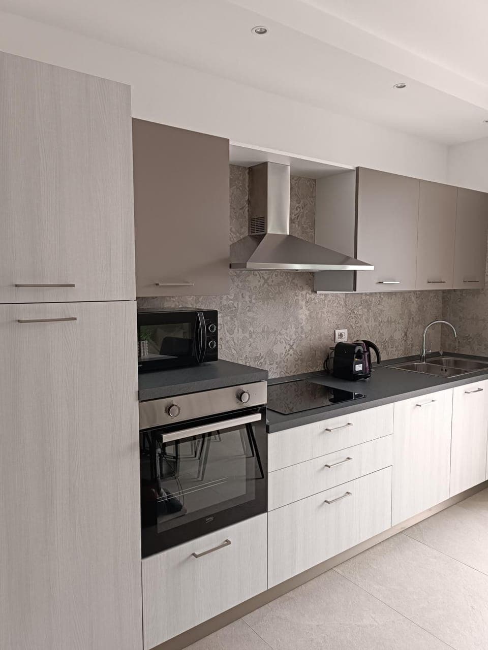 Kitchen or kitchenette, dishwasher, stove