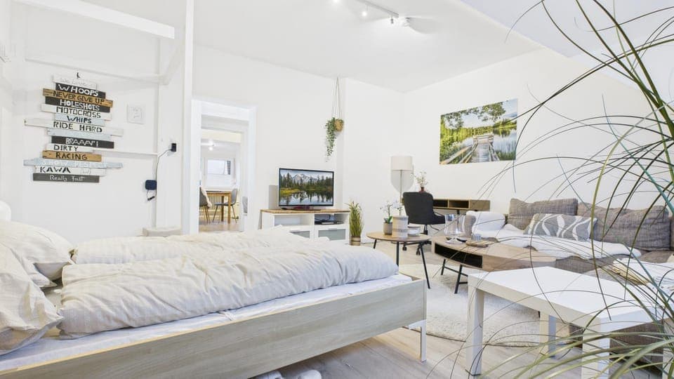 Bed, TV and multimedia, Seating area, Bedroom