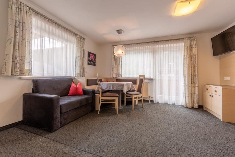 TV and multimedia, Living room, Seating area, Dining area