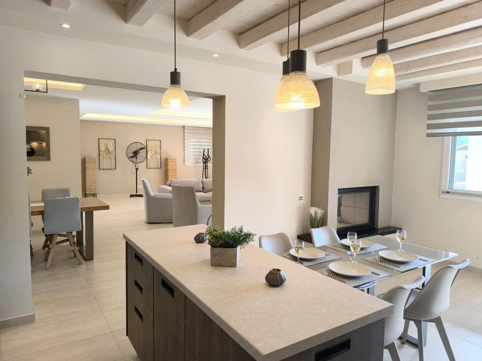 TV and multimedia, Living room, Seating area, Dining area