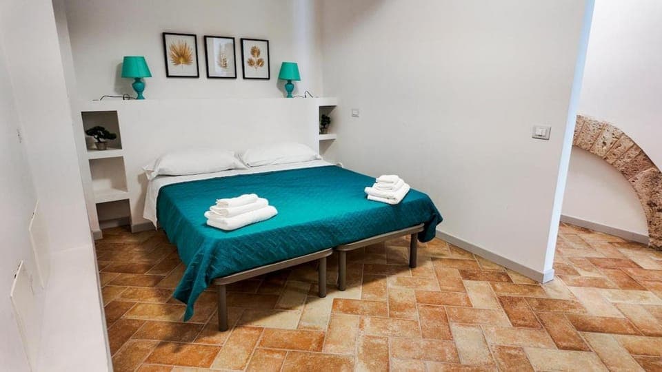 Photo of the whole room, towels