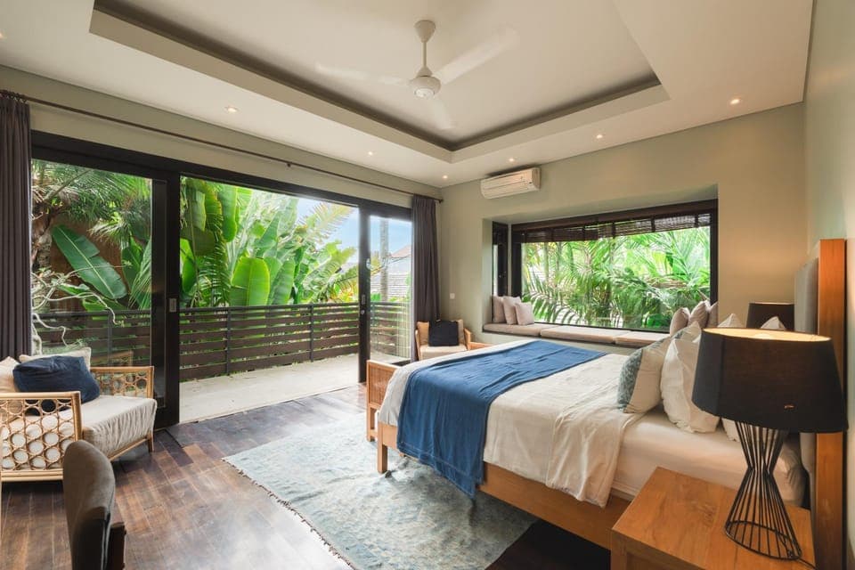 Bed, Balcony/Terrace, Seating area, Bedroom, air conditioner